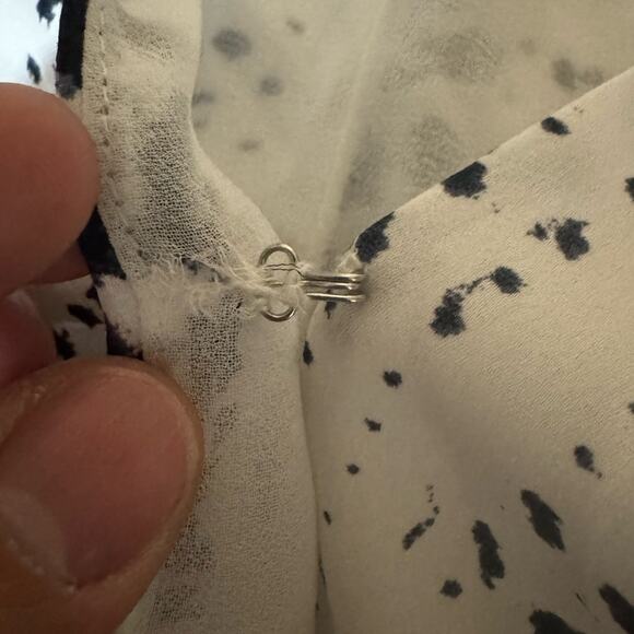 Cooper & Ella White Blue Dot V-Neck Short Sleeve Romper Women’s Medium - Picture 8 of 10